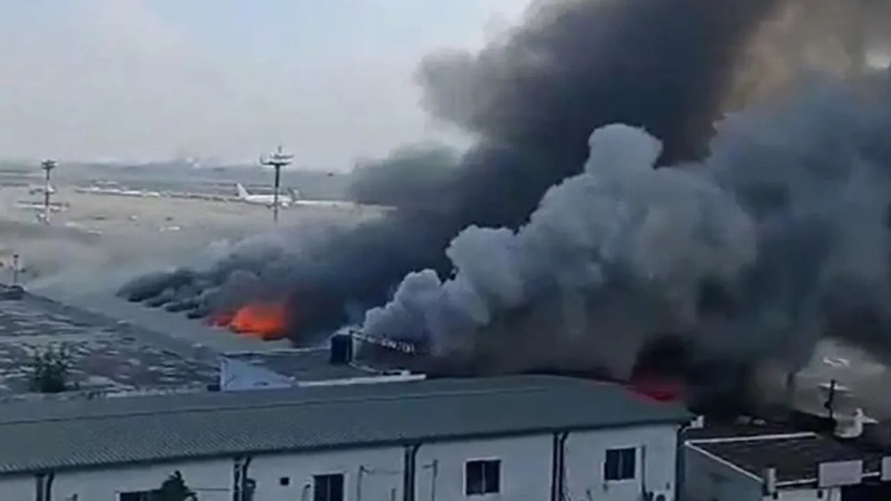 শাহজালাল বিমানবন্দরের আগুন বেড়েই চলেছে, ধোঁয়ায় ছেয়ে গেছে আকাশ